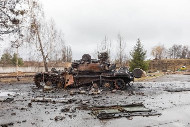 HOSTOMIL, UKRAINE - Nisan. 02, 2022: Kırık tanklar, savaş araçları ve Hostomil, Kiev bölgesindeki Rus işgalcilerin yanmış askeri ekipmanları