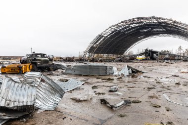 HOSTOMIL, UKRAINE - Nisan. 02, 2022: Dünyaca ünlü AN-225 Mriya, dünyanın en büyük uçaklarından biri, 24 Şubat 2022 tarihinde Hostomil Havalimanı 'nda Rus birlikleri tarafından imha edildi.