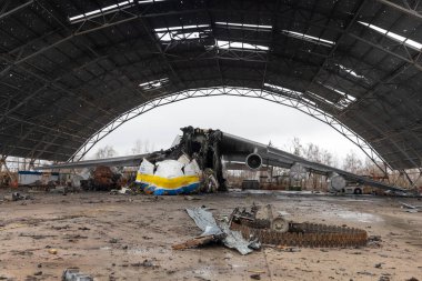 HOSTOMIL, UKRAINE - Nisan. 02, 2022: Dünyaca ünlü AN-225 Mriya, dünyanın en büyük uçaklarından biri, 24 Şubat 2022 tarihinde Hostomil Havalimanı 'nda Rus birlikleri tarafından imha edildi.