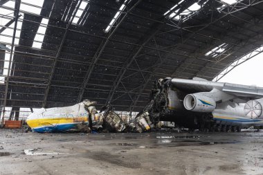 HOSTOMIL, UKRAINE - Nisan. 02, 2022: Dünyaca ünlü AN-225 Mriya, dünyanın en büyük uçaklarından biri, 24 Şubat 2022 tarihinde Hostomil Havalimanı 'nda Rus birlikleri tarafından imha edildi.