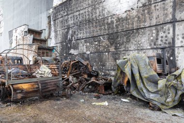 HOSTOMIL, UKRAINE - Nisan. 02, 2022: Kırık tanklar, savaş araçları ve Hostomil, Kiev bölgesindeki Rus işgalcilerin yanmış askeri ekipmanları