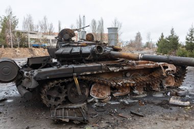 HOSTOMIL, UKRAINE - Nisan. 02, 2022: Kırık tanklar, savaş araçları ve Hostomil, Kiev bölgesindeki Rus işgalcilerin yanmış askeri ekipmanları