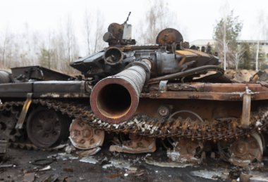 HOSTOMIL, UKRAINE - Nisan. 02, 2022: Kırık tanklar, savaş araçları ve Hostomil, Kiev bölgesindeki Rus işgalcilerin yanmış askeri ekipmanları