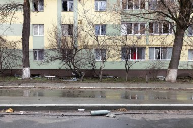 BuCHA, UKRAINE - Nisan. 03, 2022: Rus işgal birliklerinin şehirden çıkışının ardından Bucha sokaklarında kaos ve yıkım yaşandı. Bir şehir caddesinde patlamamış bir bomba var.