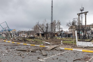 BuCHA, UKRAINE - Nisan. 03, 2022: Rusya işgal birliklerinin şehirden ayrılmasının ardından Bucha sokaklarında kaos ve yıkım