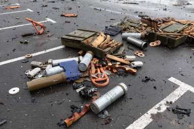 BuCHA, UKRAINE - Nisan. 03, 2022: Rus işgal birliklerinin şehirden çıkışının ardından Bucha sokaklarında kaos ve yıkım yaşandı. Sokaklarda askeri cihazlar ve malzemeler var.