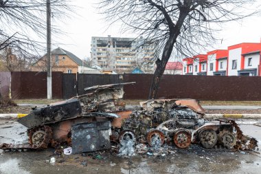 BuCHA, UKRAINE - Nisan. 03, 2022: Rus işgal birliklerinin şehirden çıkışının ardından Bucha sokaklarında kaos ve yıkım yaşandı. Mahvolmuş yolcu savaş aracı