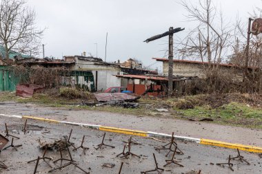 BuCHA, UKRAINE - Nisan. 03, 2022: Rus işgal birliklerinin şehirden çıkışının ardından Bucha sokaklarında kaos ve yıkım yaşandı. Çelik kirpiler işgalci arabalarla savaşmak için.