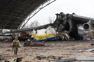 HOSTOMIL, UKRAINE - Nisan. 02, 2022: Dünyaca ünlü AN-225 Mriya, dünyanın en büyük uçaklarından biri, 24 Şubat 2022 tarihinde Hostomil Havalimanı 'nda Rus birlikleri tarafından imha edildi.