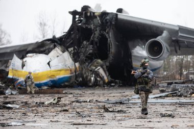 HOSTOMIL, UKRAINE - Nisan. 02, 2022: Dünyaca ünlü AN-225 Mriya, dünyanın en büyük uçaklarından biri, 24 Şubat 2022 tarihinde Hostomil Havalimanı 'nda Rus birlikleri tarafından imha edildi.