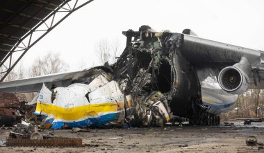 HOSTOMIL, UKRAINE - Nisan. 02, 2022: Dünyaca ünlü AN-225 Mriya, dünyanın en büyük uçaklarından biri, 24 Şubat 2022 tarihinde Hostomil Havalimanı 'nda Rus birlikleri tarafından imha edildi.