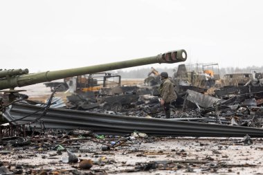 HOSTOMIL, UKRAINE - Nisan. 02, 2022: Kırık tanklar, savaş araçları ve Hostomil, Kiev bölgesindeki Rus işgalcilerin yanmış askeri ekipmanları