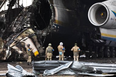 HOSTOMIL, UKRAINE - Nisan. 02, 2022: Dünyaca ünlü AN-225 Mriya, dünyanın en büyük uçaklarından biri, 24 Şubat 2022 tarihinde Hostomil Havalimanı 'nda Rus birlikleri tarafından imha edildi.