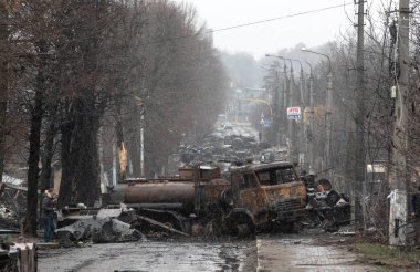 BuCHA, UKRAINE - Nisan. 03, 2022: Rus işgal birliklerinin şehirden çıkışının ardından Bucha sokaklarında kaos ve yıkım yaşandı. İşgalcilerin askeri teçhizatı yok edildi.