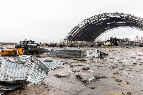 HOSTOMIL, Украина - Апр. 02, 2022: Всемирно известный Ан-225 Мрия, один из крупнейших самолетов в мире, был уничтожен в аэропорту Гостомил российскими войсками 24 февраля 2022 года