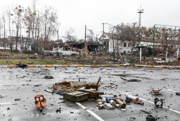 Bucha Ukraine 2022年 2022年 3月3日 ロシア占領軍撤退後のブチャの街中の混乱と荒廃 軍事機器や物資が路上に横たわっています — ストック写真