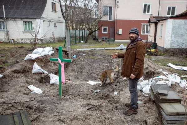 Bucha Ukraine Kwiecień 2022 Ludzie Chowali Zmarłych Krewnych Sąsiadów Podwórkach — Zdjęcie stockowe