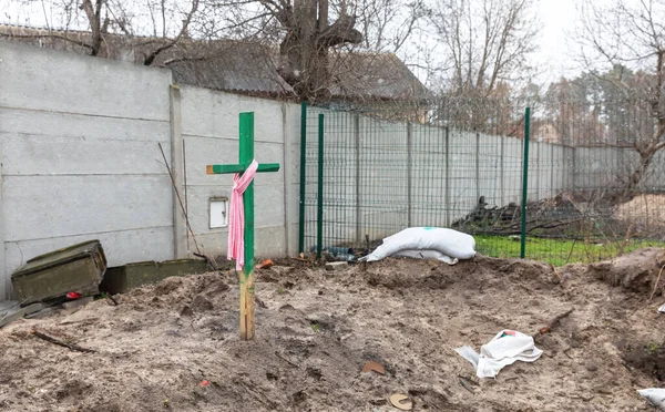 Bucha Ukraine Apr 2022 People Buried Dead Relatives Neighbors Yards — Stock Photo, Image
