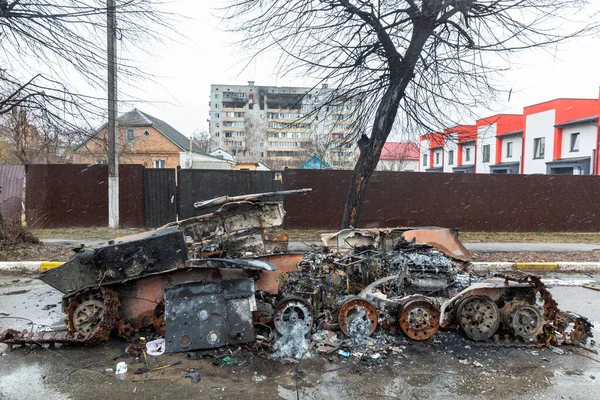 Bucha Ukraine Apr 2022年3月3日 俄罗斯占领军撤出布查后 该市街道上的混乱和破坏 被毁的乘员战车 — 图库照片