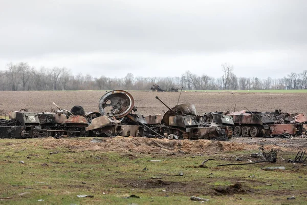 HOSTOMIL, UKRAINE - Nisan. 02, 2022: Kırık tanklar, savaş araçları ve Hostomil, Kiev bölgesindeki Rus işgalcilerin yanmış askeri ekipmanları