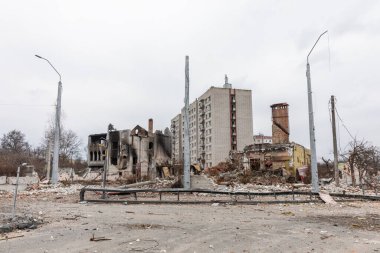 CHERNIHIV, UKRAINE - Nisan. 05, 2022: Ukrayna savaşı. Rus işgalcilerin barışçıl bir şehre saldırması sonucu Chernihiv sokaklarında kaos ve yıkılmış evler.