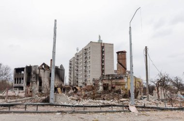 CHERNIHIV, UKRAINE - Nisan. 05, 2022: Ukrayna savaşı. Rus işgalcilerin barışçıl bir şehre saldırması sonucu Chernihiv sokaklarında kaos ve yıkılmış evler.