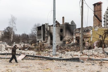 CHERNIHIV, UKRAINE - Nisan. 05, 2022: Ukrayna savaşı. Rus işgalcilerin barışçıl bir şehre saldırması sonucu Chernihiv sokaklarında kaos ve yıkılmış evler.