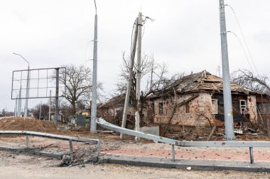 CHERNIHIV, UKRAINE - Nisan. 05, 2022: Ukrayna savaşı. Rus işgalcilerin barışçıl bir şehre saldırması sonucu Chernihiv sokaklarında kaos ve yıkılmış evler.