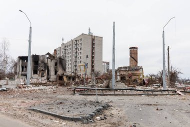 CHERNIHIV, UKRAINE - Nisan. 05, 2022: Ukrayna savaşı. Rus işgalcilerin barışçıl bir şehre saldırması sonucu Chernihiv 'de yıkılmış evler. Ukrayna askeri devriyesi