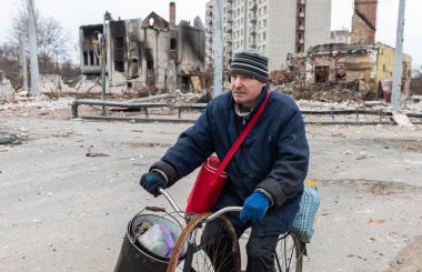 CHERNIHIV, UKRAINE - Nisan. 05, 2022: Ukrayna savaşı. Rus işgalcilerin barışçıl bir şehre saldırması sonucu Chernihiv sokaklarında kaos ve yıkılmış evler.