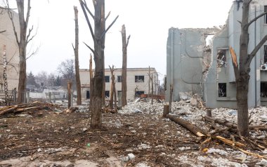 CHERNIHIV, UKRAINE - Nisan. 05, 2022: Ukrayna savaşı. Rus işgalcilerin barışçıl bir şehre saldırması sonucu Chernihiv sokaklarında kaos ve yıkılmış evler.