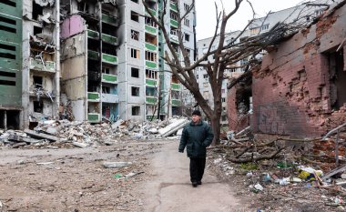 CHERNIHIV, UKRAINE - Nisan. 05, 2022: Ukrayna savaşı. Rus işgalcilerin barışçıl bir şehre saldırması sonucu Chernihiv sokaklarında kaos ve yıkılmış evler.