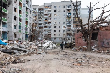 CHERNIHIV, UKRAINE - Nisan. 05, 2022: Ukrayna savaşı. Rus işgalcilerin barışçıl bir şehre saldırması sonucu Chernihiv sokaklarında kaos ve yıkılmış evler.