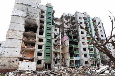 CHERNIHIV, UKRAINE - Nisan. 05, 2022: Ukrayna savaşı. Rus işgalcilerin barışçıl bir şehre saldırması sonucu Chernihiv sokaklarında kaos ve yıkılmış evler.