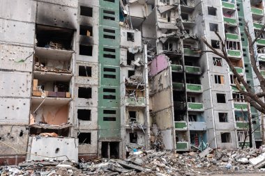 CHERNIHIV, UKRAINE - Nisan. 05, 2022: Ukrayna savaşı. Rus işgalcilerin barışçıl bir şehre saldırması sonucu Chernihiv sokaklarında kaos ve yıkılmış evler.