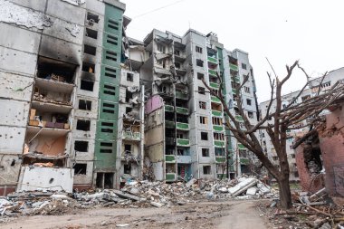 CHERNIHIV, UKRAINE - Nisan. 05, 2022: Ukrayna savaşı. Rus işgalcilerin barışçıl bir şehre saldırması sonucu Chernihiv sokaklarında kaos ve yıkılmış evler.