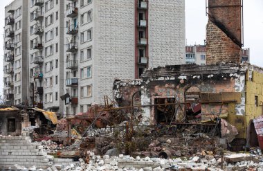CHERNIHIV, UKRAINE - Nisan. 05, 2022: Ukrayna savaşı. Rus işgalcilerin barışçıl bir şehre saldırması sonucu Chernihiv sokaklarında kaos ve yıkılmış evler.