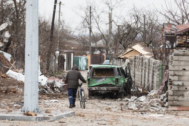 CHERNIHIV, UKRAINE - Nisan. 05, 2022: Ukrayna savaşı. Rus işgalcilerin barışçıl bir şehre saldırması sonucu Chernihiv sokaklarında kaos ve yıkılmış evler.