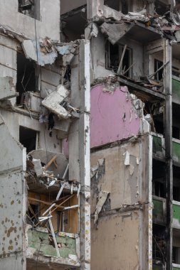 CHERNIHIV, UKRAINE - Nisan. 05, 2022: Ukrayna savaşı. Rus işgalcilerin barışçıl bir şehre saldırması sonucu Chernihiv sokaklarında kaos ve yıkılmış evler.