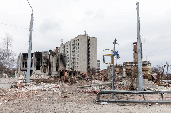 CHERNIHIV, UKRAINE - Nisan. 05, 2022: Ukrayna savaşı. Rus işgalcilerin barışçıl bir şehre saldırması sonucu Chernihiv sokaklarında kaos ve yıkılmış evler.
