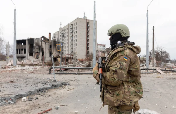 Chernihiv Ukraine 2022年5月5日 ウクライナ戦争 平和な都市へのロシアの侵略の攻撃の結果として チェルニヒフの家屋を破壊しました ウクライナ軍が街をパトロール — ストック写真