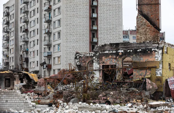 Chernihiv Ukraine Apr 2022年5月5日 乌克兰战争 由于俄罗斯侵略者对一个和平城市的袭击 切尔尼赫夫大街上的混乱和房屋被毁 — 图库照片