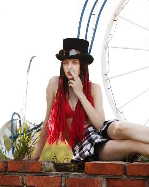 Portret Van Een Stijlvol Meisje Met Scharlaken Dreadlocks Een Sigaret — Stockfoto