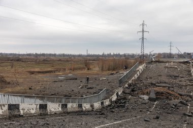 BORODYANKA, UKRAINE - APR. 06, 2022: Ukrayna 'da savaş. Rus işgalcilerin saldırısı sonucu Borodianka girişindeki köprü havaya uçtu