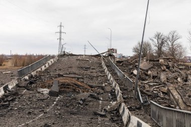 BORODYANKA, UKRAINE - APR. 06, 2022: Ukrayna 'da savaş. Rus işgalcilerin saldırısı sonucu Borodianka girişindeki köprü havaya uçtu