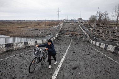 BORODYANKA, UKRAINE - APR. 06, 2022: Ukrayna 'da savaş. Rus işgalcilerin saldırısı sonucu Borodianka girişindeki köprü havaya uçtu