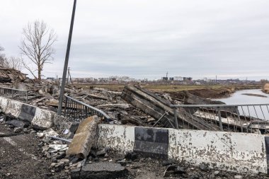 BORODYANKA, UKRAINE - APR. 06, 2022: Ukrayna 'da savaş. Rus işgalcilerin saldırısı sonucu Borodianka girişindeki köprü havaya uçtu