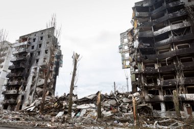 BORODYANKA, UKRAINE - APR. 06, 2022: Ukrayna 'da savaş. Rus işgalcilerin saldırısı sonucu Borodyanka sokaklarında kaos ve yıkım yaşandı.