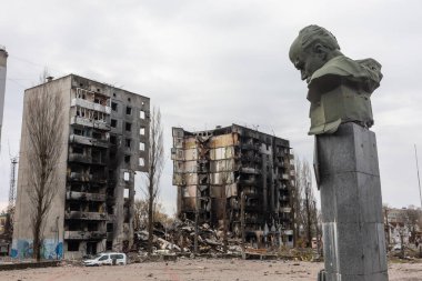 BORODYANKA, UKRAINE - APR. 06, 2022: Ukrayna 'da savaş. Rus işgalcilerin saldırısı sonucu Borodyanka sokaklarında kaos ve yıkım yaşandı.