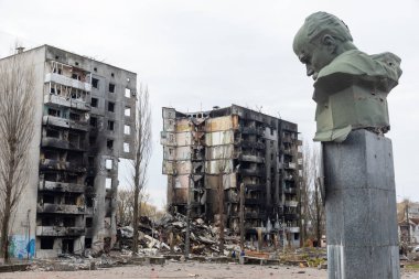 BORODYANKA, UKRAINE - APR. 06, 2022: Ukrayna 'da savaş. Rus işgalcilerin saldırısı sonucu Borodyanka sokaklarında kaos ve yıkım yaşandı.